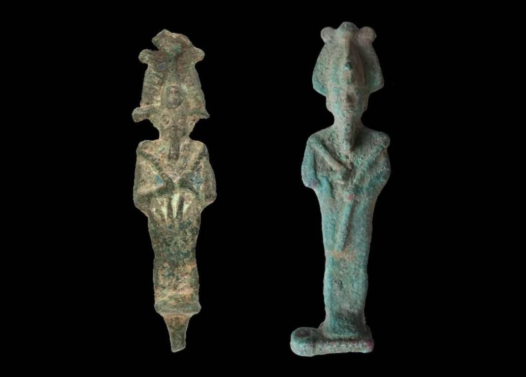Dos estatuillas de bronce halladas en Polonia de dios Osiris.