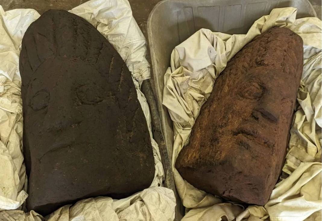 Dos estatuas de cabezas romanas halladas en Carlisle.