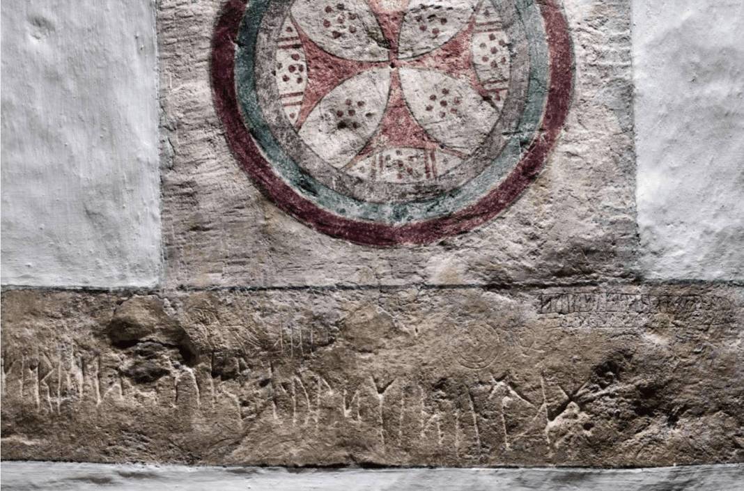 Inscripción en rúnico y latín hallada en pared de iglesia en Dinamarca.
