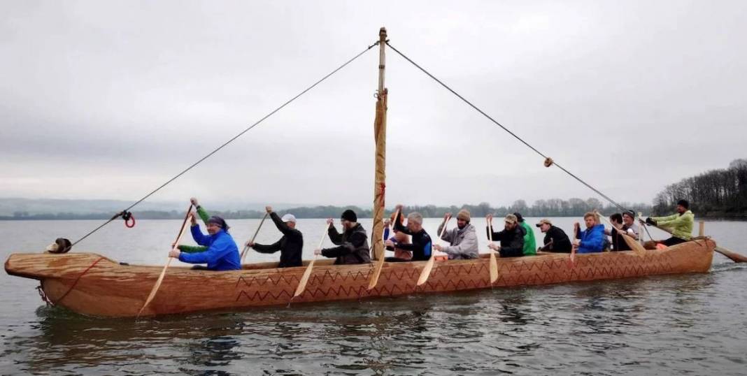 Arqueólogos navegan en una réplica de barco neolítico.