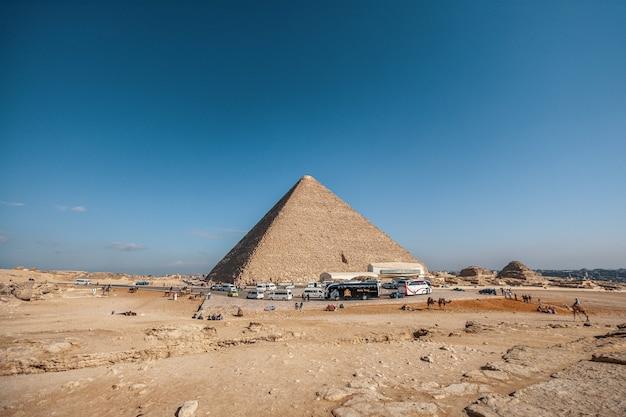 Foto gratuita disparo de gran angular de una pirámide egipcia bajo un cielo azul claro