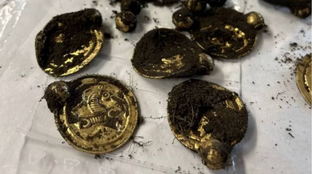 Encuentran piezas de oro del siglo VI en Noruega.