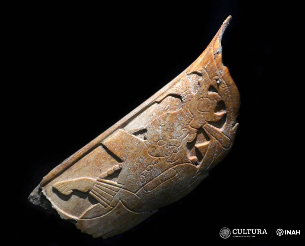 Una nariguera hecha de huesos humanos encontrada en México.
