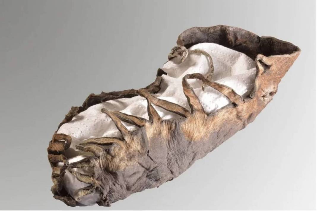 hallan en excelente estado de conservación un zapato de niño de hace 2 mil años.