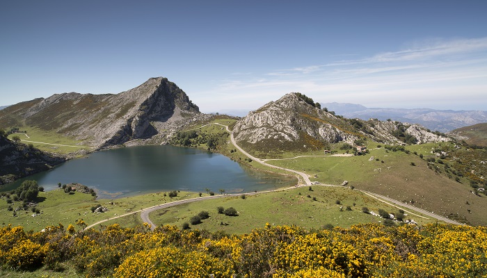 Vista de los lagos de Covadonga en los Picos de Europa en Asturias