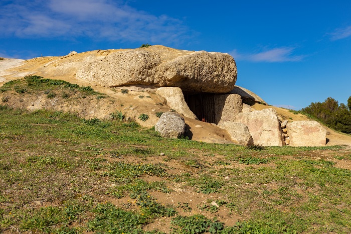 Vista por fuera de un dolmen de Antequera
