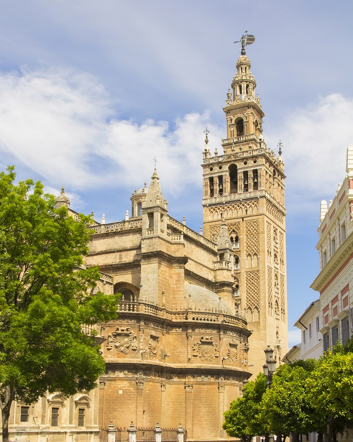 Vista de la Catedral de Sevilla con su Torre La Giralda
