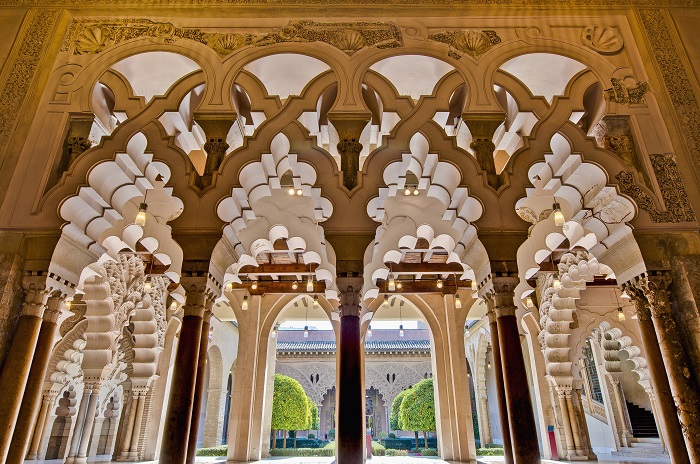 Pórtico con arcos de estilo musulmanes del Palacio de Aljafería en Zaragoza