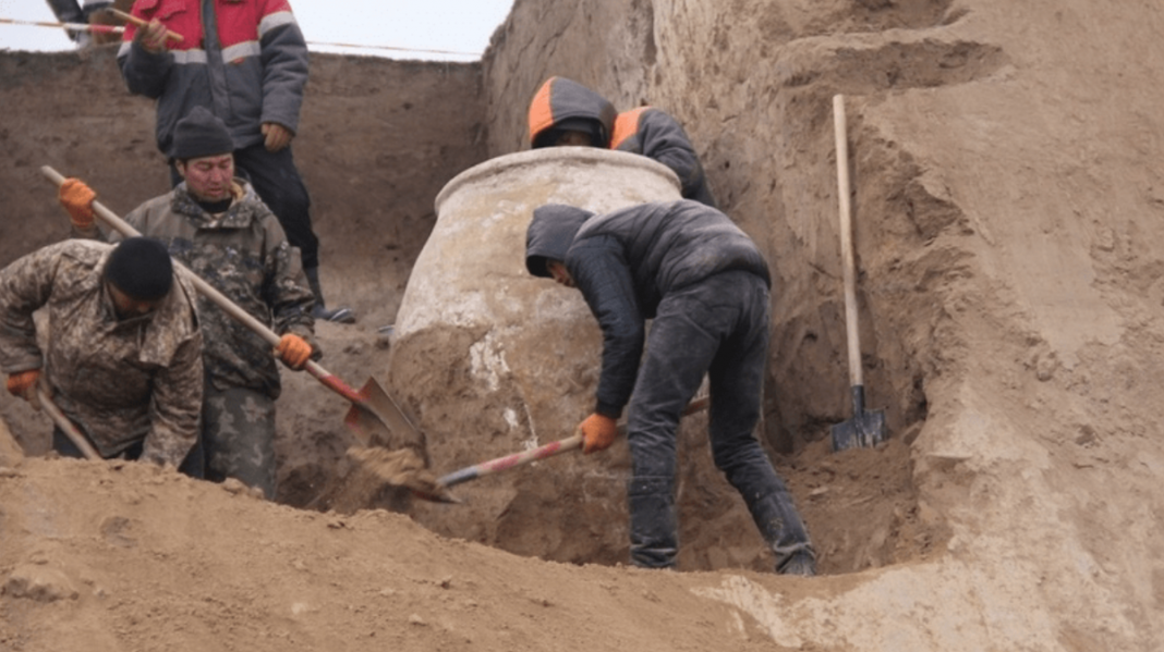 Encuentran una impresionante vasija de 1.70 metros en Kirguistán