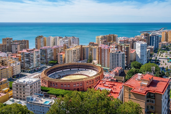Panorámica de Málaga con plaza de toros y su playa de la malagueta
