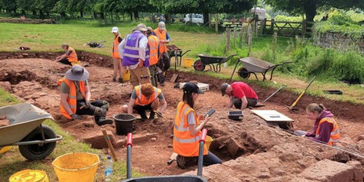 Excavación en la Mansión Columbjohn. Crédito: Universidad de Exeter.