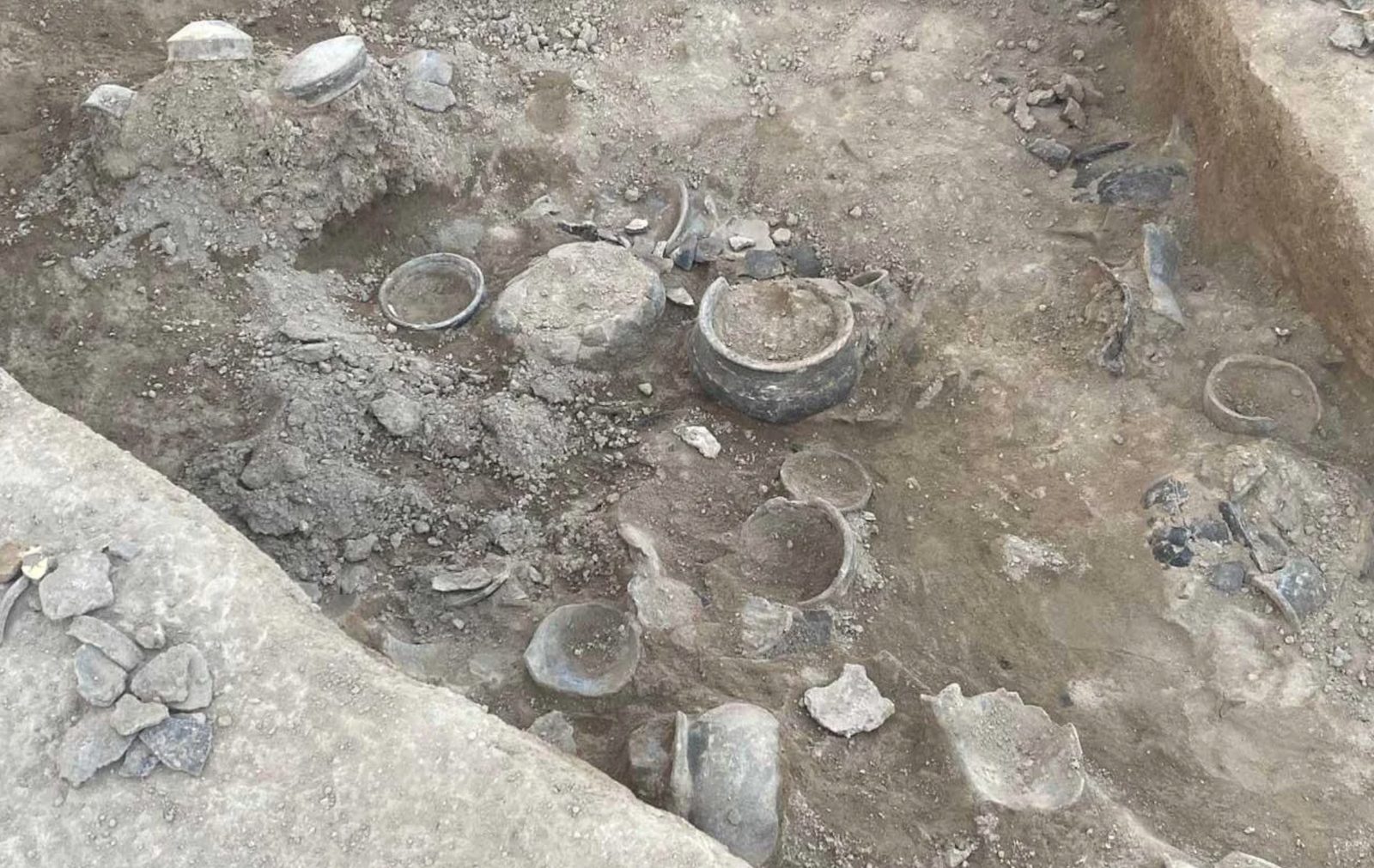 restos ceramica mesa ritual azerbaiyan restos ceramica mesa ritual azerbaiyan
