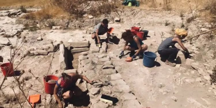 Hallan un templo de 4.000 años con un monolito de 2 metros de altura en el centro en Chipre. Crédito: Universidad de Siena.