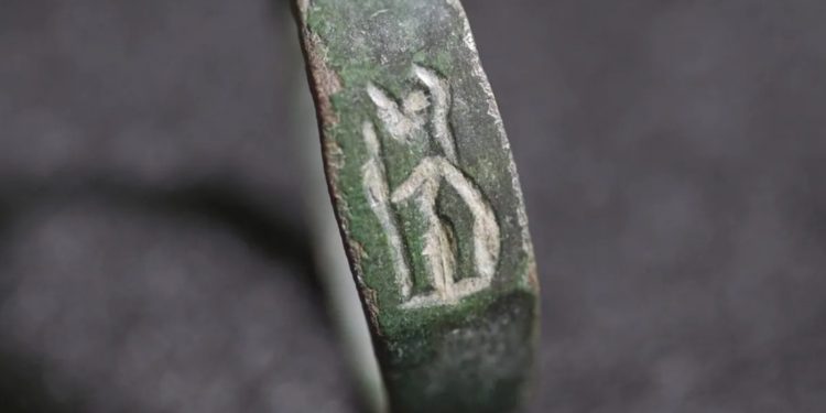 Anillo con la representación de la diosa Minerva hallado en Israel. Crédito. Emil Aladjem/Autoridad de Antigüedades de Israel