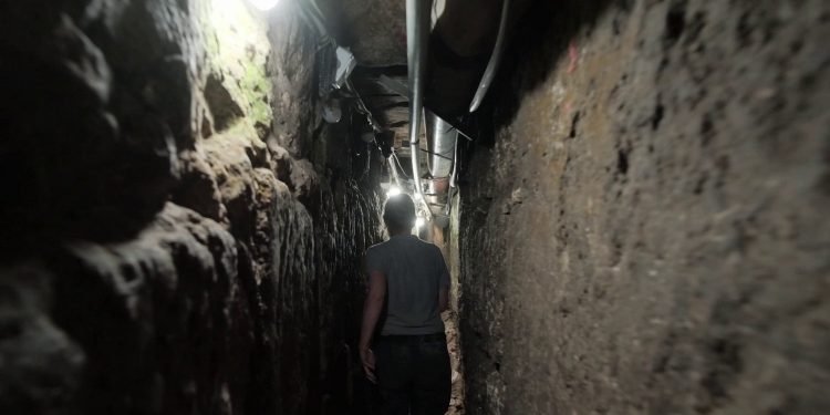 El canal de drenaje de los días del Segundo Templo. Crédito: El canal de drenaje de los días del Segundo Templo. Foto de Emil Elgem, Autoridad de Antigüedades.jpg