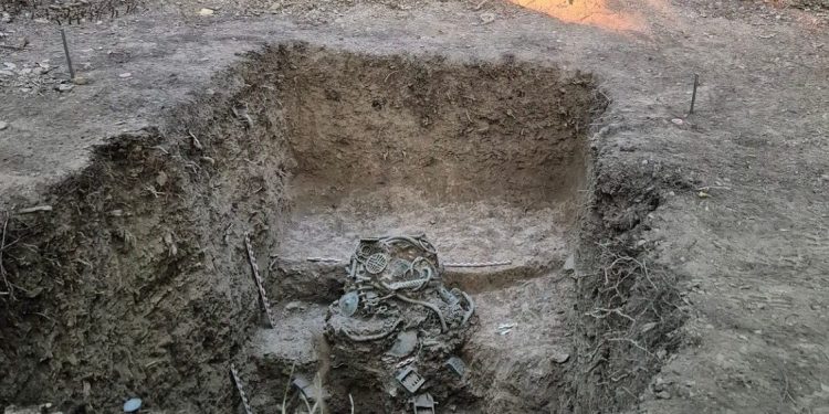 Objetos hallados en la excavación en Hungría. Crédito: ELTE BTK Régészettudományi Intézet blogja (ELTE BTK Archaeological Institute blog)
