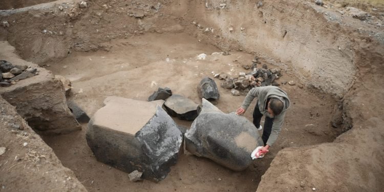 Colosal estatua urartiana hallada en Turquía. Crédito: AA