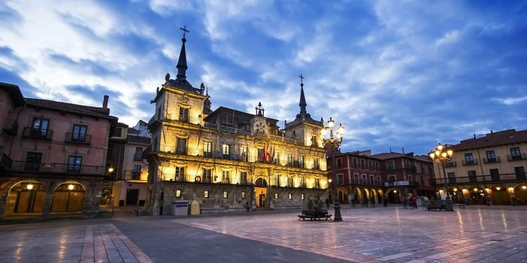 Plaza Mayor de León. Crédito: Depositphotos.