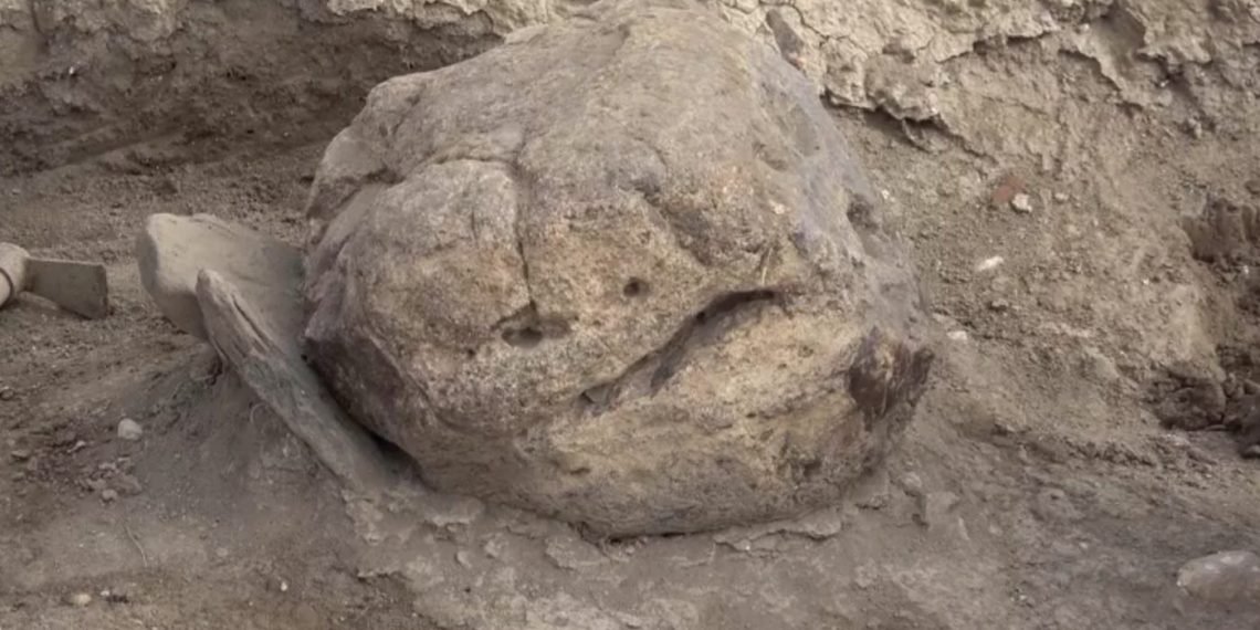 Piedra en honor a la diosa Kubaba hallada en Turquía. Crédito: IHA.