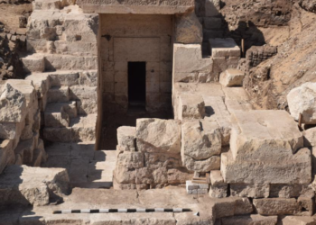 Una puerta oculta en un acantilado conduce a un templo egipcio de la diosa Repit