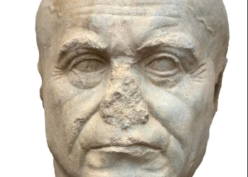 Una cabeza de mármol de la era ptolemaica es descubierta en Egipto.