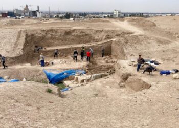 Relieve con el último rey asirio y deidades asirias.