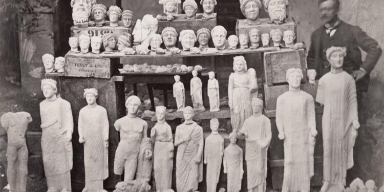 Numerosas piezas de estatuas griegas fueron halladas en el santuario de Apolo.