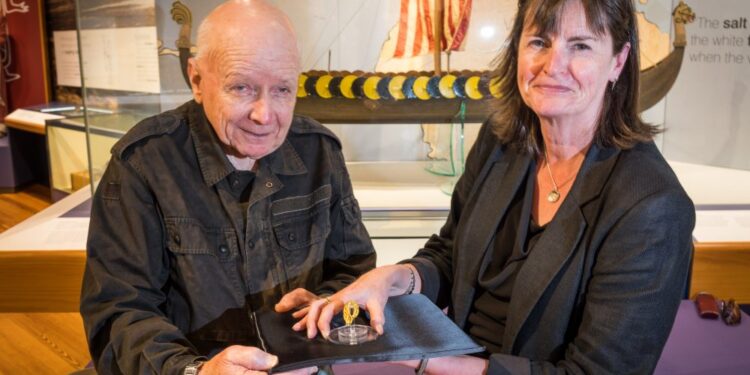 Encuentran un brazalete vikingo de oro.