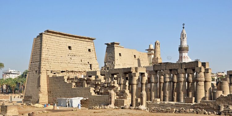 Encuentran tres tumbas en Luxor.