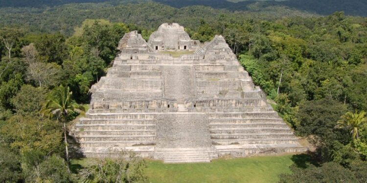 Descubren la tumba del rey maya fundador de Caracol.