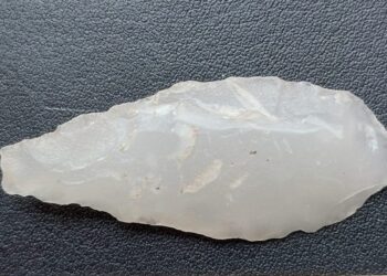 Una punta de flecha de cuarcita blanca es encontrada al norte de Suecia.