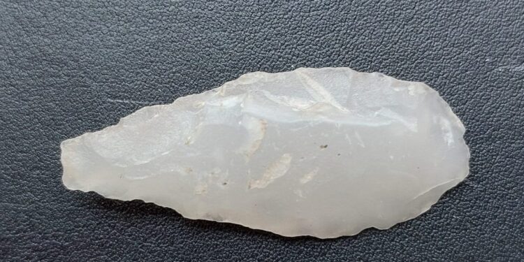 Una punta de flecha de cuarcita blanca es encontrada al norte de Suecia.