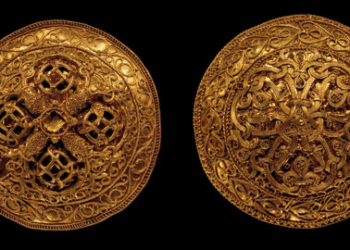 Broches de oro encontrados en Dinamarca.