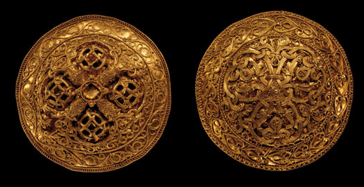 Broches de oro encontrados en Dinamarca.
