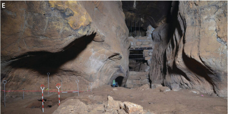 Una cueva en Australia con estrías de dedos ha sido descubierta recientemente.
