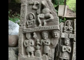 Bajo un manantial en Cachemira encuentran objetos religiosos de piedra.
