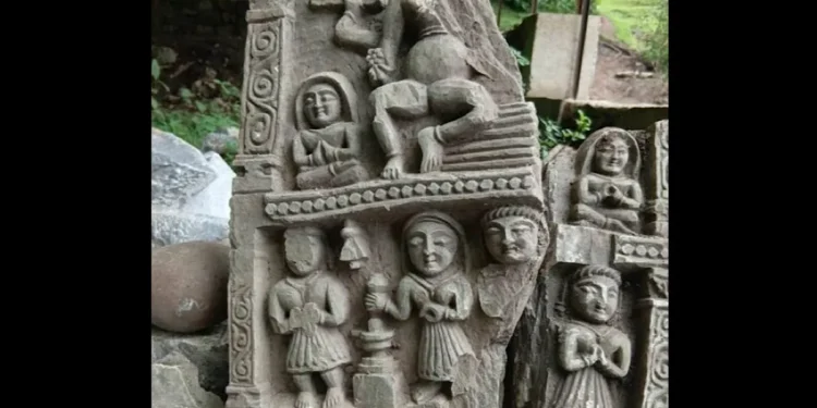 Bajo un manantial en Cachemira encuentran objetos religiosos de piedra.