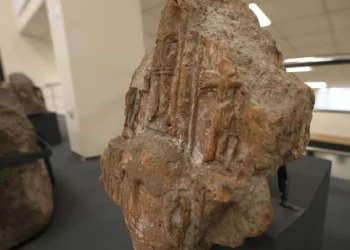 Un relieve de piedra de Jesucristo es expuesto en Kars, Turquía.