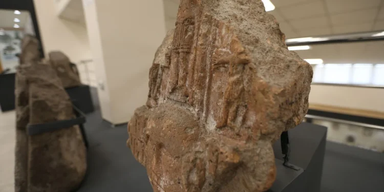 Un relieve de piedra de Jesucristo es expuesto en Kars, Turquía.