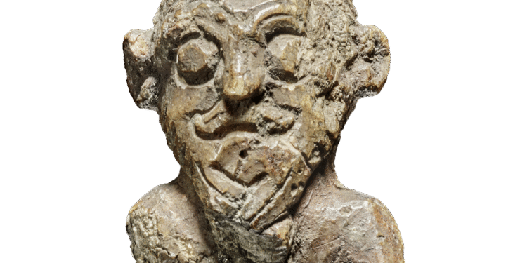 Una figura vikinga revela el peinado de los vikingos.