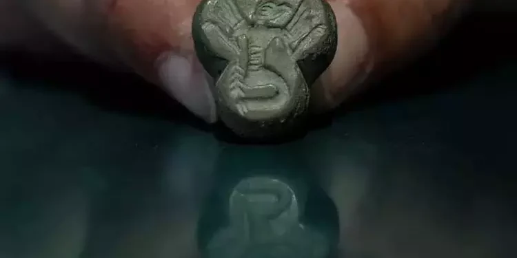 Han hallado en Turquía un extraño sello con cabeza de águila y cuerpo humano.