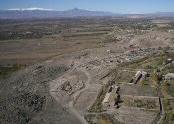 Descubren un ídolo de piedra urartiano en Armenia.