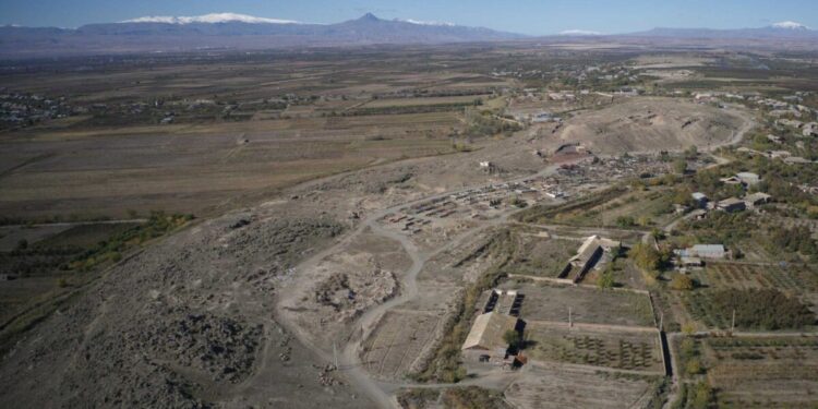 Descubren un ídolo de piedra urartiano en Armenia.