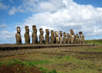Nuevo estudio revela como caminaban los moais de Isla de Pascua.