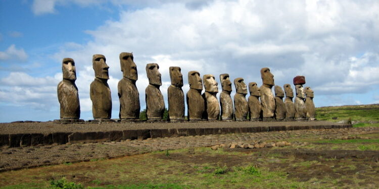 Nuevo estudio revela como caminaban los moais de Isla de Pascua.