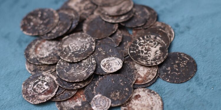 Un tesoro de monedas de plata del siglo XV encontradas en Smolensk.