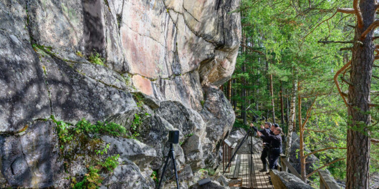 Encuentran gracias a inteligencia artificial nuevas pinturas rupestres en Finlandia.