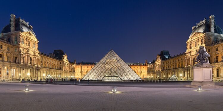 Roban en el Louvre joyas de Napoleón Bonaparte y su esposa.