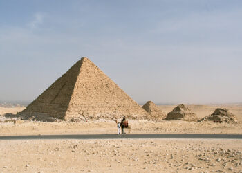 piramide de micerino en giza egipto