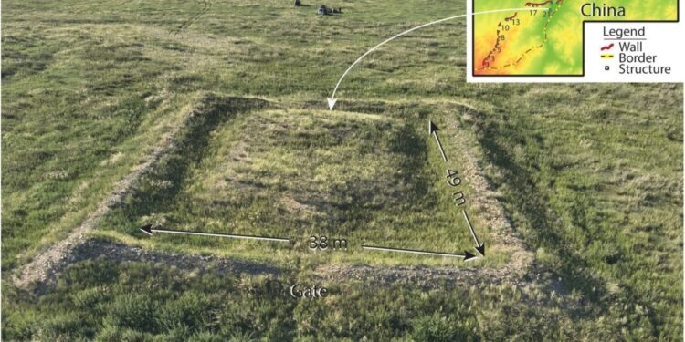 Estudian el Arco Mongol por primera vez.